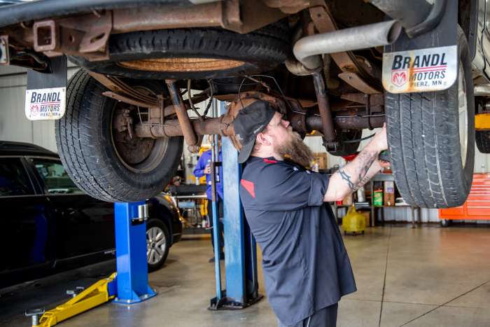 auto service tech in the moorhead area